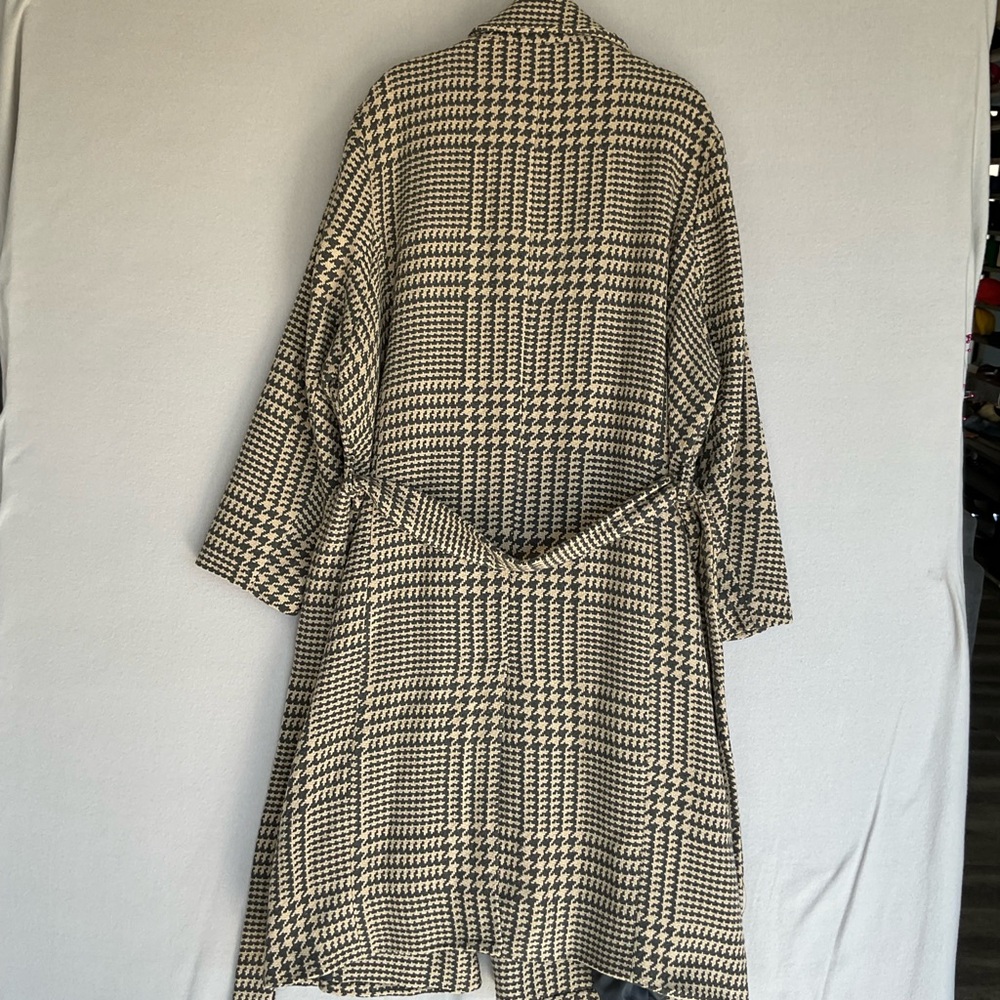 Jason Maxwell Black and Cream Women's Plus Long Coat with Tie Belt, size 3X - Picture 11 of 13